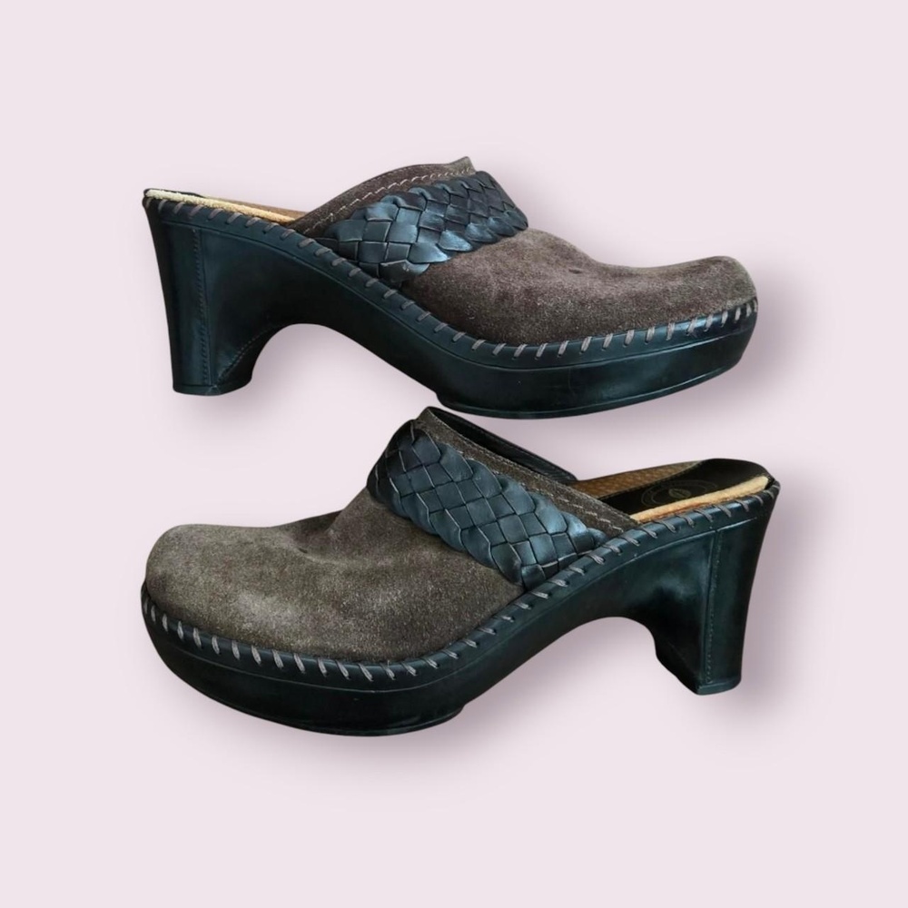 Y2K clogs with contrasting stitching details
